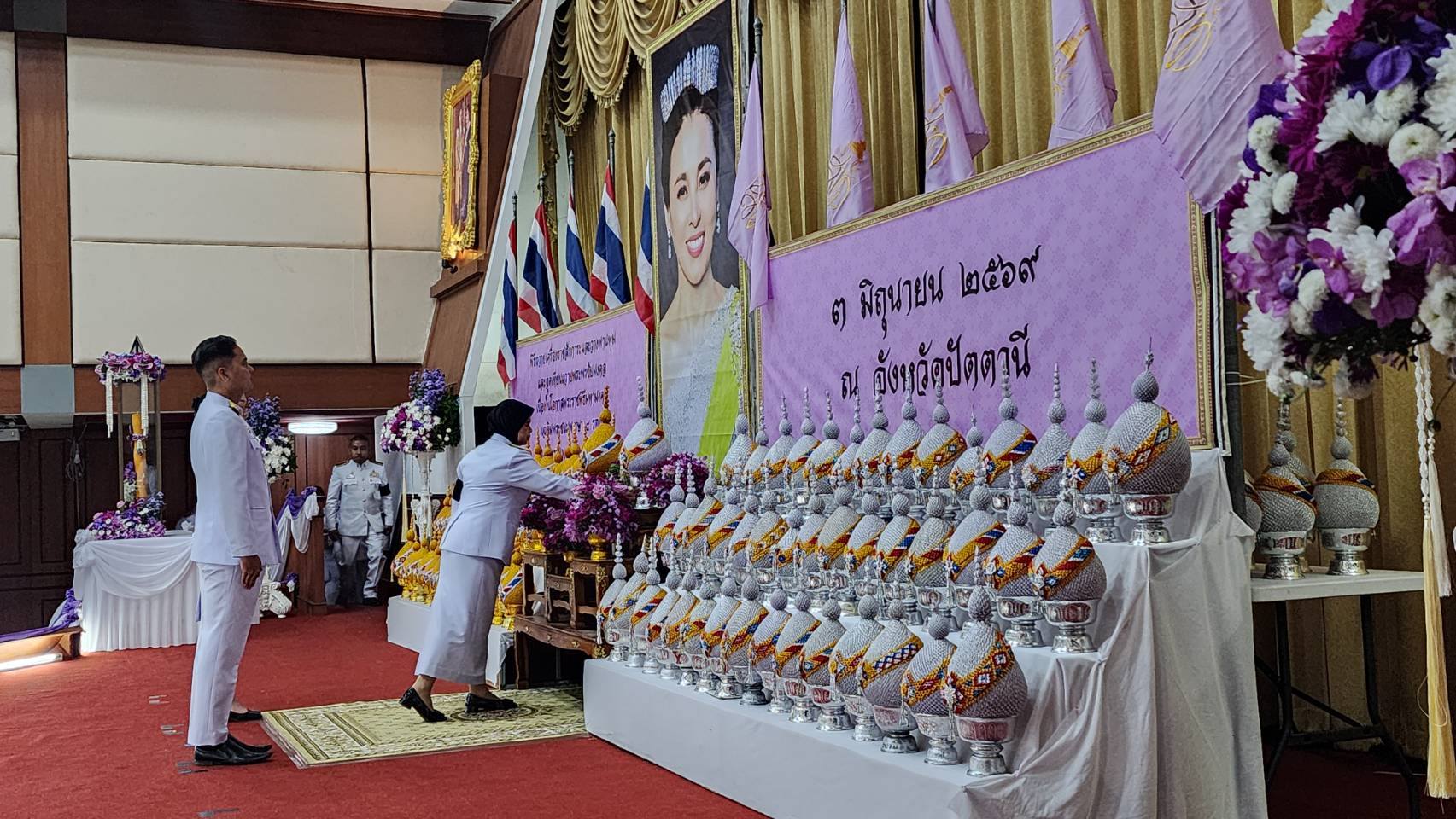 พช.ปัตตานี ร่วมพิธีถวายเครื่องราชสักการะวางพานพุ่มและพิธีจุดเทียนถวายพระพรชัยมงคล ณ บริเวณลานวัฒนธรรม ถนนสายบุรี หน้าศาลากลางจังหวัดปัตตานี