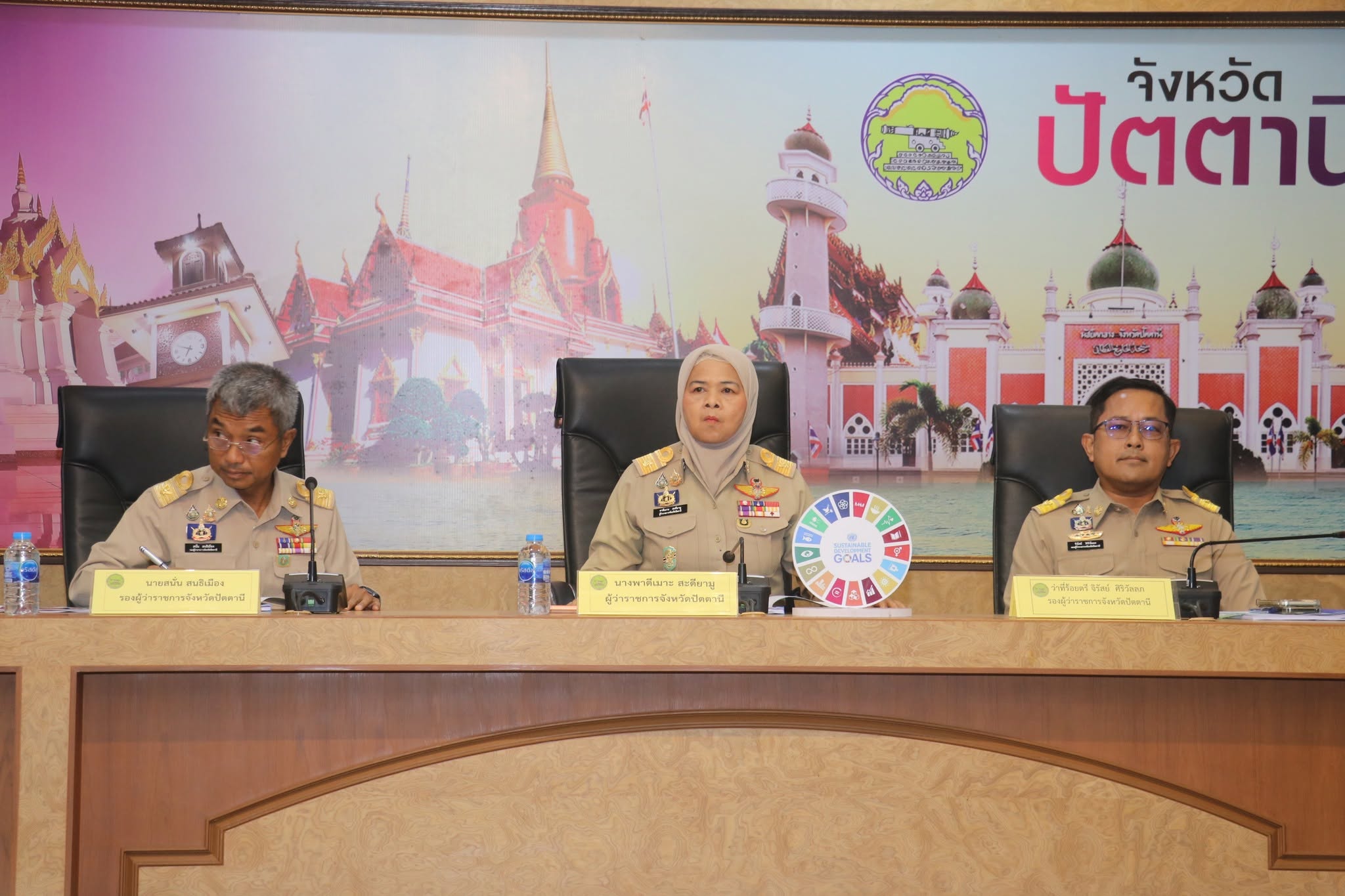 ผู้ว่าฯ ปัตตานี มอบเกียรติบัตรสตรีดีเด่นด้านการขับเคลื่อนนโยบายกระทรวงมหาดไทย ประจำปี 2569