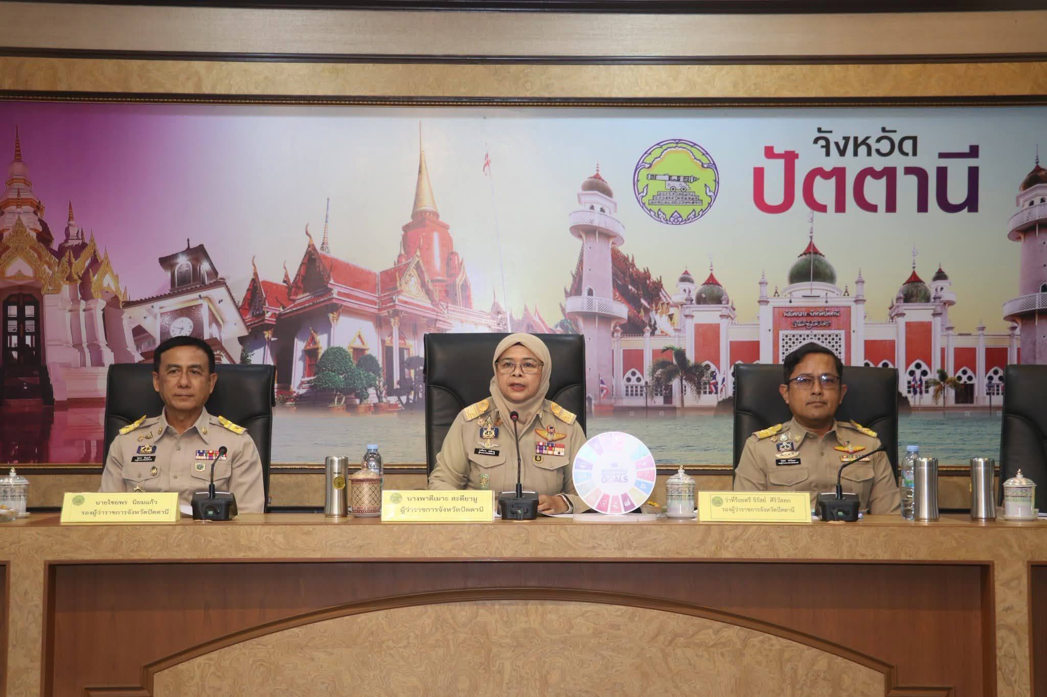 ผู้ว่าฯ ปัตตานี มอบเกียรติบัตรบุคคล องค์กรและพื้นที่ต้นแบบขับเคลื่อนกิจกรรมพัฒนาชุมชนดี เด่นระดับจังหวัด ประจำปี พ.ศ. 2569