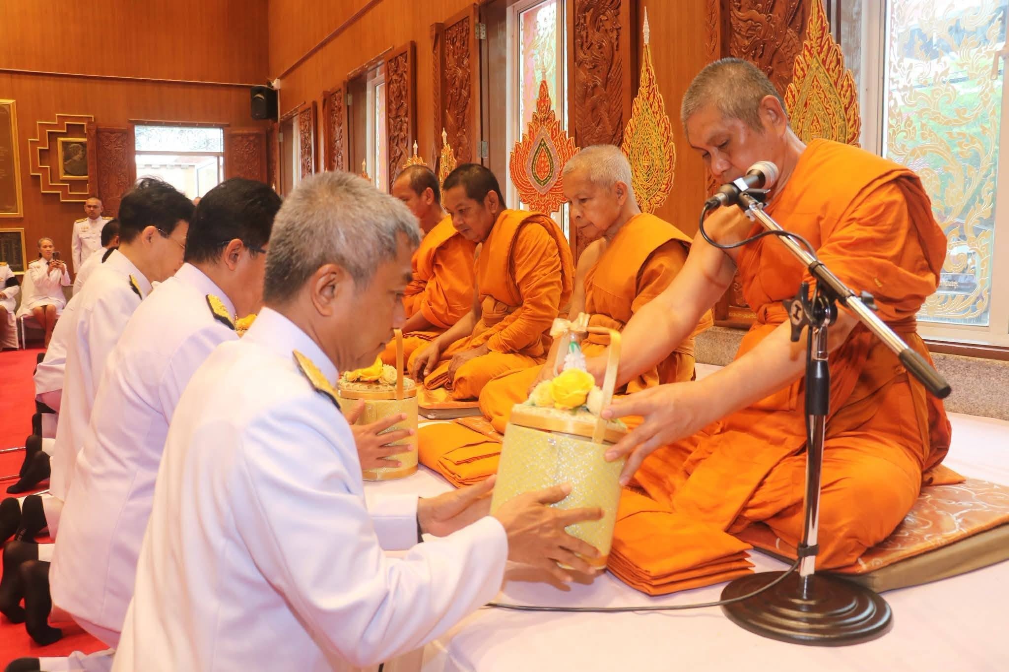 พช.ปัตตานี ร่วมพิธีเจริญพระพุทธมนต์และทำบุญตักบาตรถวายพระราชกุศล เฉลิมพระเกียรติพระบาทสมเด็จพระเจ้าอยู่หัว เนื่องในโอกาสวันเฉลิมพระชนมพรรษา 74 พรรษา 28 กรกฎาคม 2569