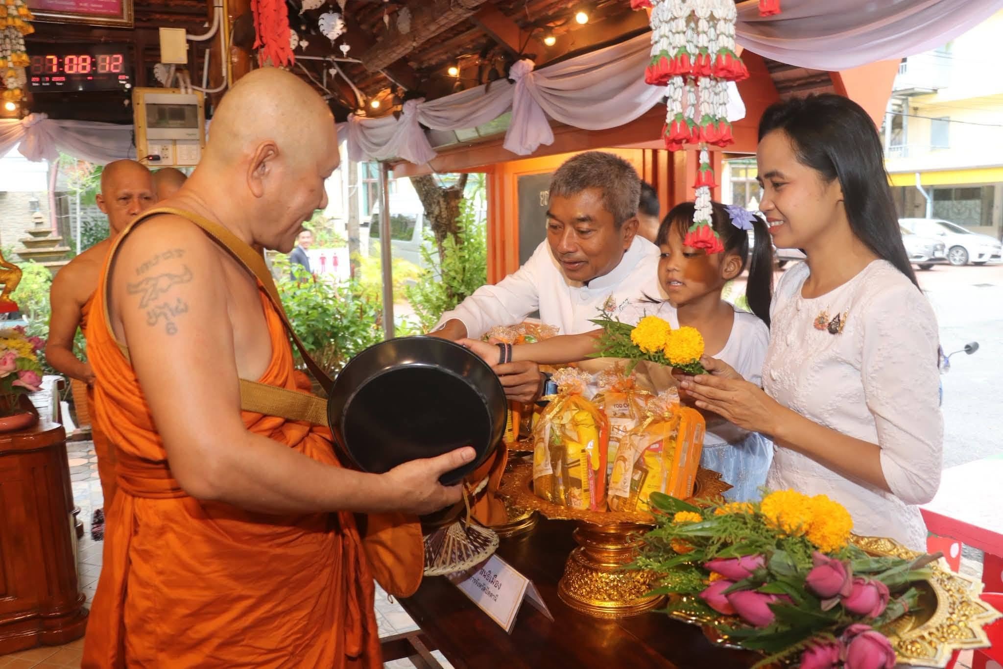 พช.ปัตตานี ร่วมพิธีทำบุญตักบาตร เนื่องในวันอาสาฬหบูชาและวันเข้าพรรษา ประจำปี 2569 