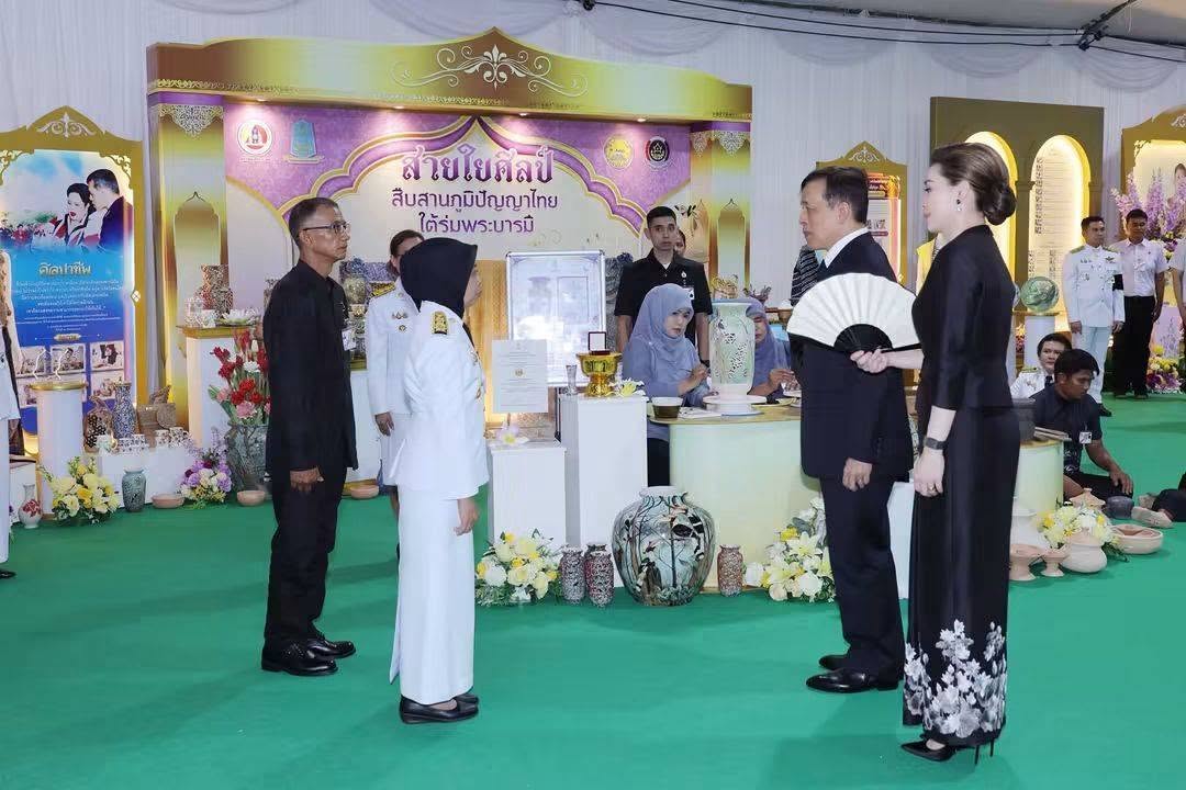 พระบาทสมเด็จพระเจ้าอยู่หัว และสมเด็จพระนางเจ้าฯ พระบรมราชินี ทรงทอดพระเนตรนิทรรศการ "สายใยศิลป์ สืบสานภูมิปัญญาไทย ใต้ร่มพระบารมี"